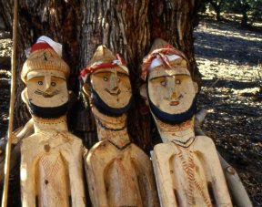 Statues funéraires des kalash-kafirs