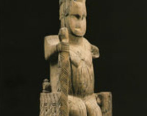 Statue de femme assise sur un trône